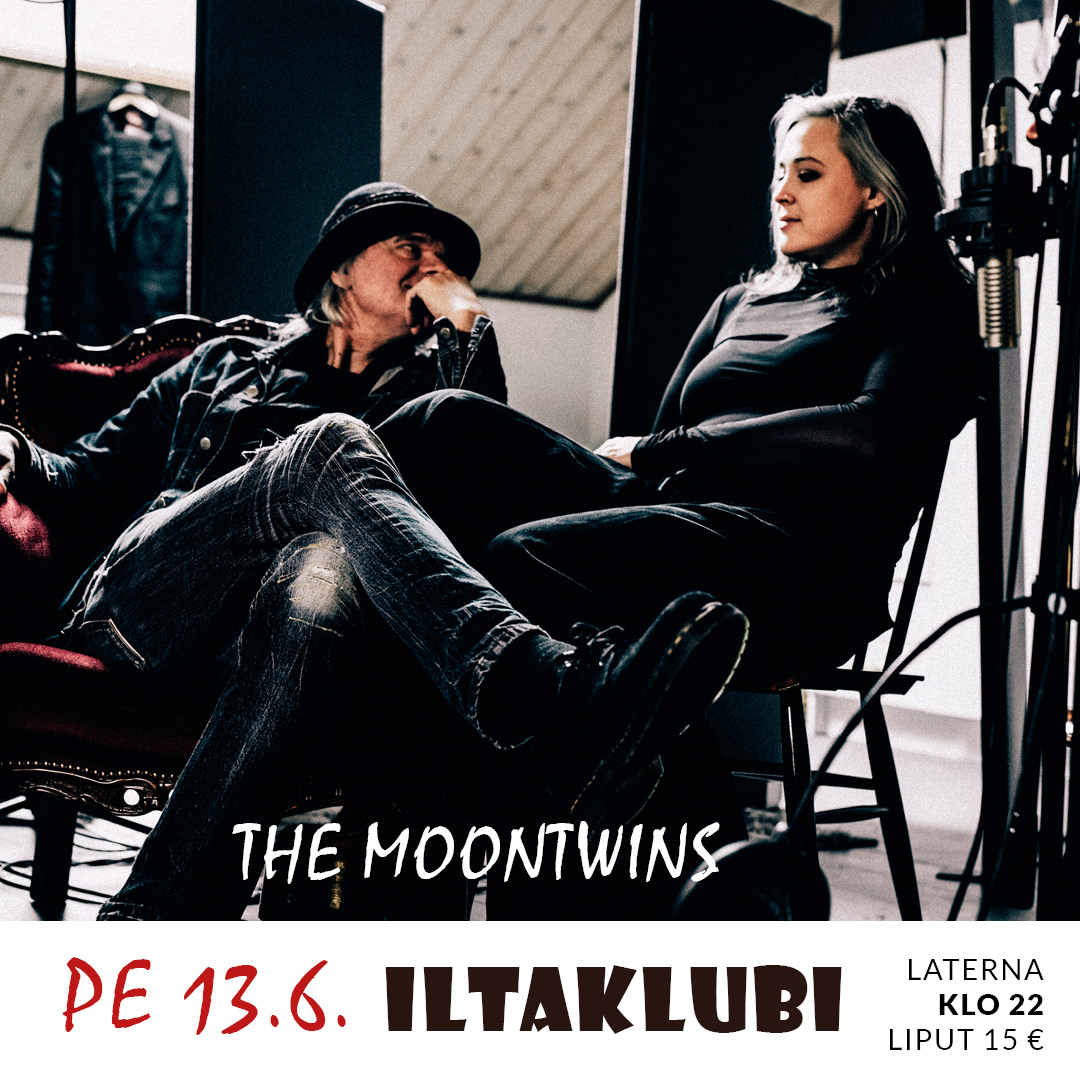 04 PE ILTAKLUBI finlayson-soi_kaustisen-etkot_1080x1080 Duon osapuolet istuvat tuoleilla rennosti ja katsovat toisiaan julisteessa. The Moontwins Laternassa perjantaina 13.6. kello 22.