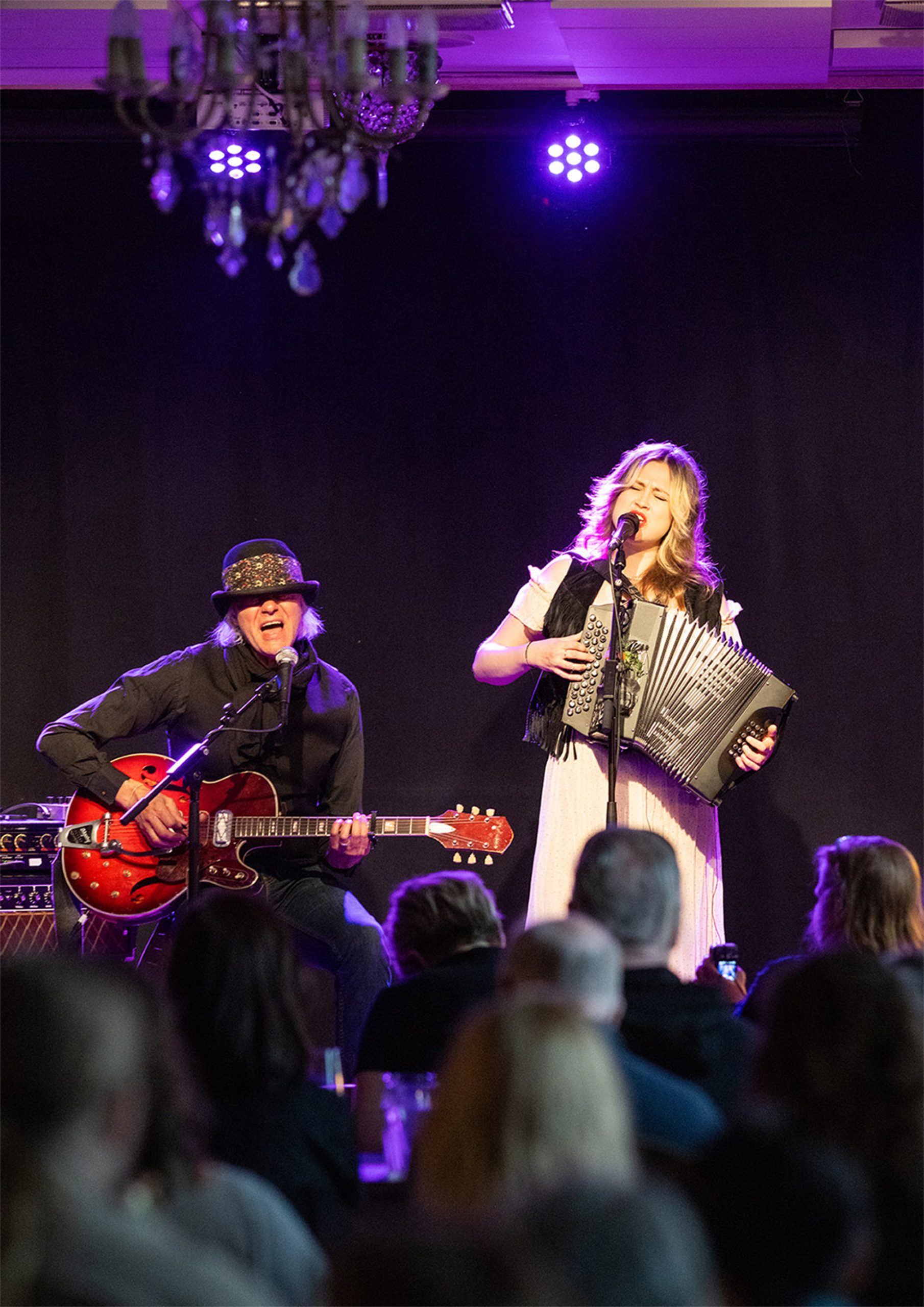 16 the-moontwins_laterna_finlayson-soi_by_mikko-vattulainen PK Keränen ja Leija Lautamaja, keikka käynnissä.