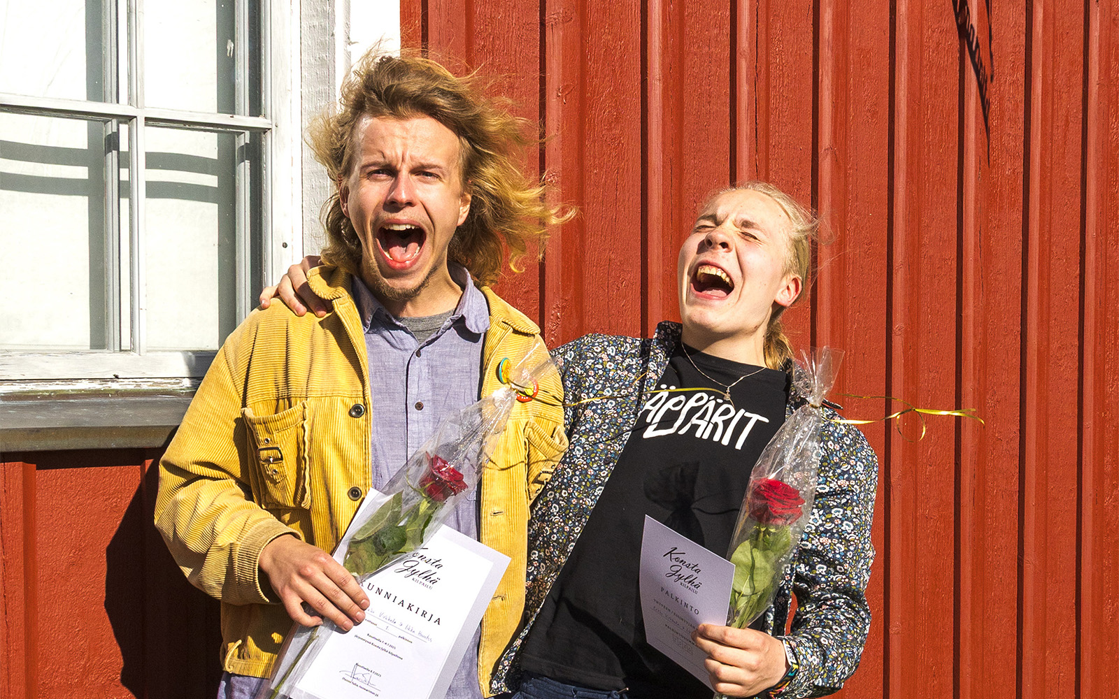 Nuoret muusikot tuulettavat kilpailuvoittoaan ulkona talon seinustalla.