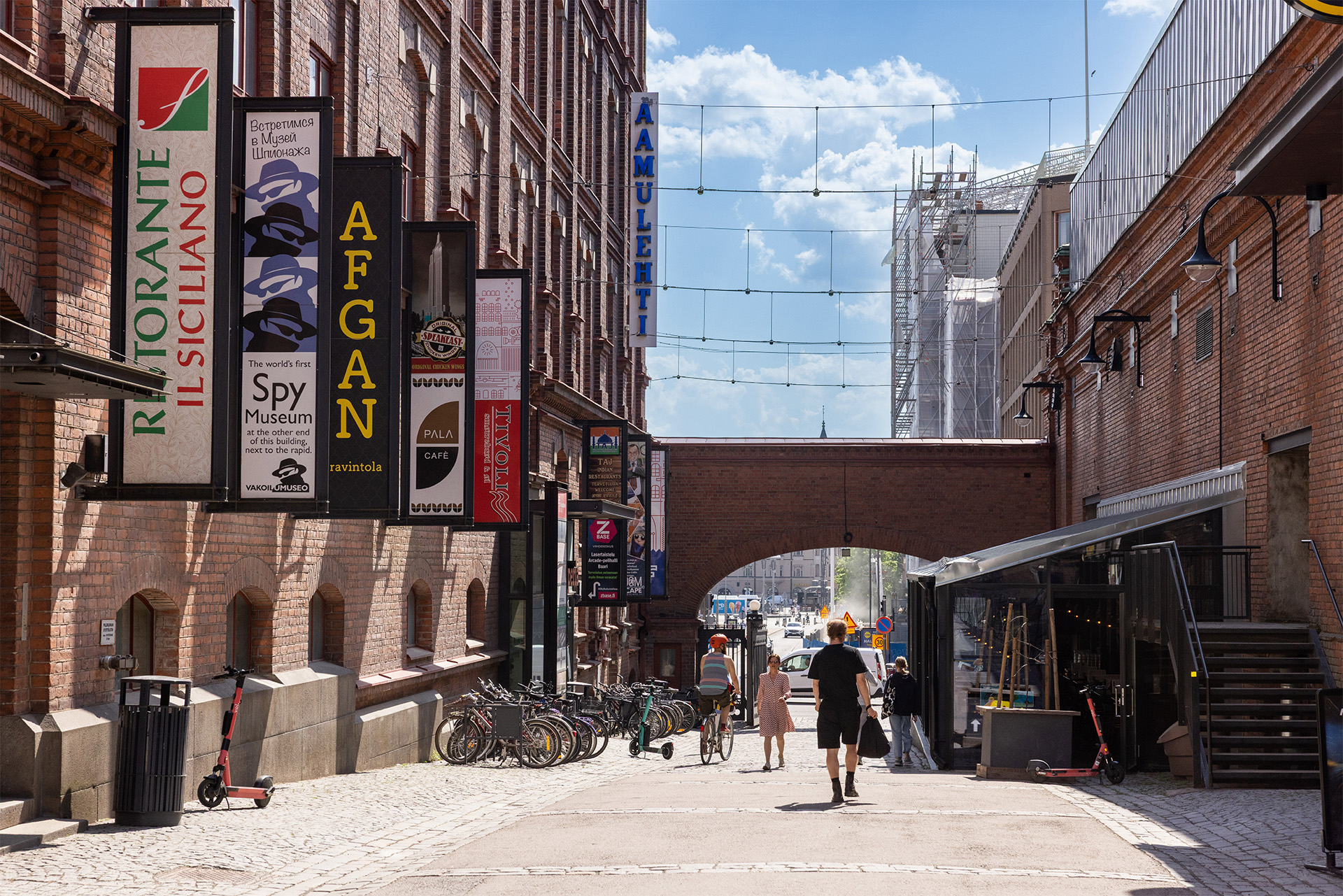 Itainenkatu_by_mikko-vattulainen_finlayson-soi 1920 Itäinenkatu, aurinko paistaa, ihmisiä kävelee.