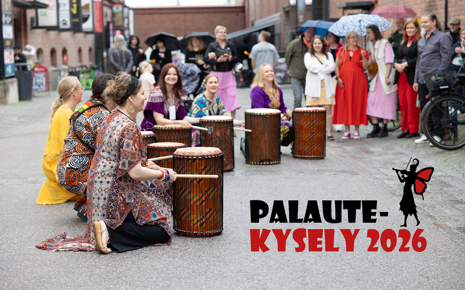 Palautekyselyn kuvassa rumpuja soittavia naisia Zamburu-yhtyeestä