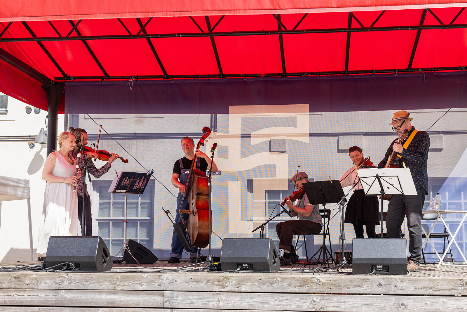 Yhtye esiintymässä ulkolavalla.