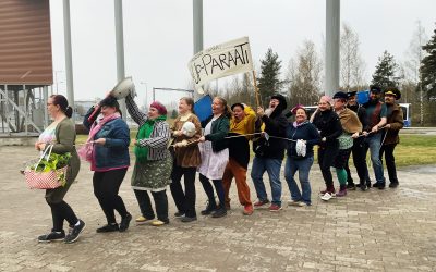 Liikkuva tanssiesitys vaeltaa festivaalialueella ja yllättää yleisön