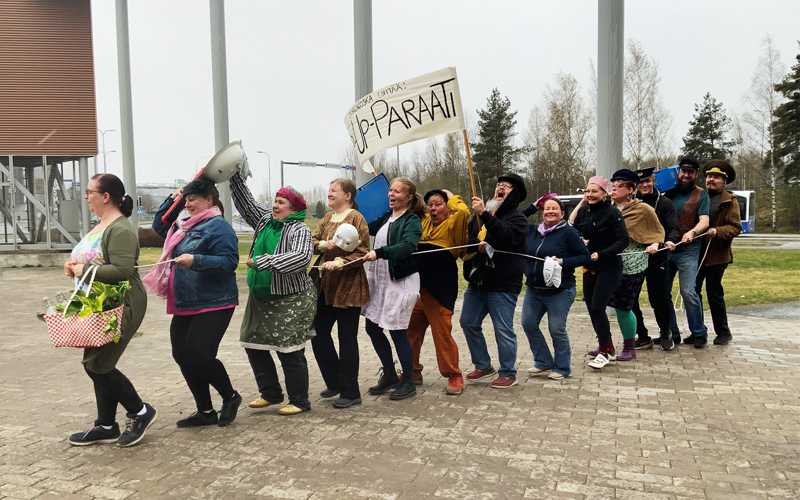 Tanssijoita ulkona peräkanaa jonossa.