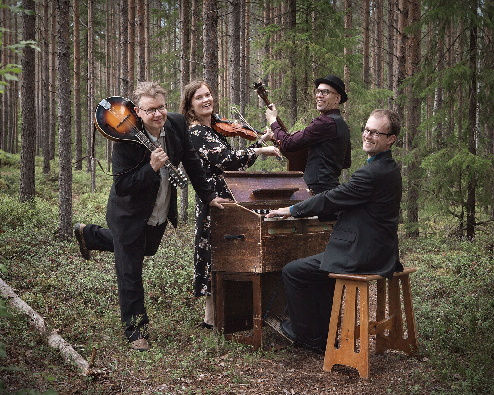 Tallarin jäsenet metsässä toisessa kuvassa.