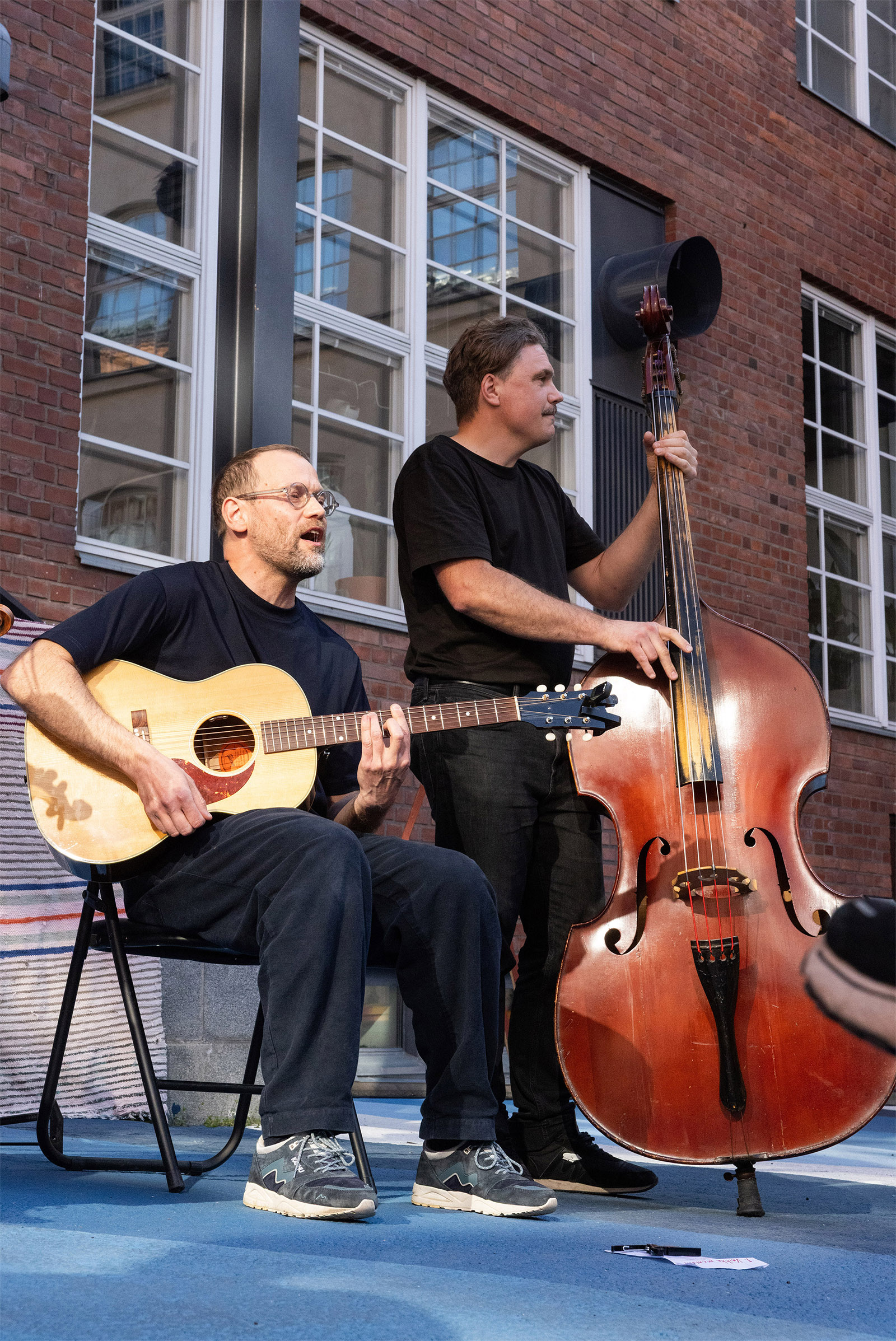 Kitaristi ja basisti soittavat ulkolavalla.