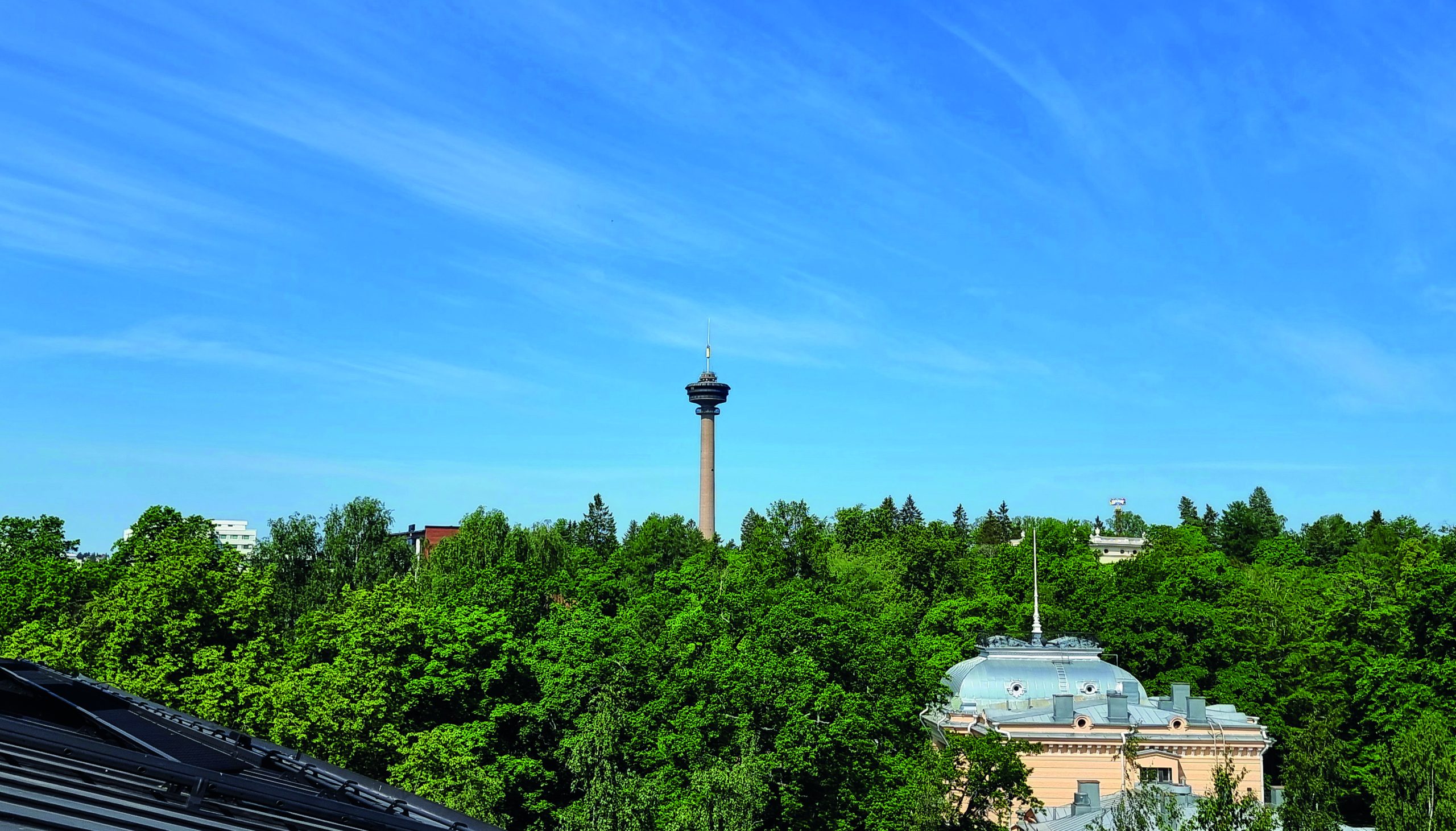 Maisema kurssipaikan terassilta, Näsinneula näkyy.